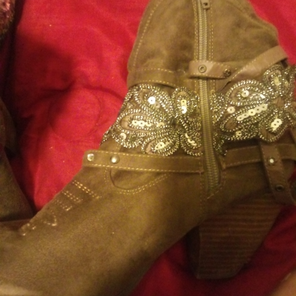 Boots - Picture 2 of 4